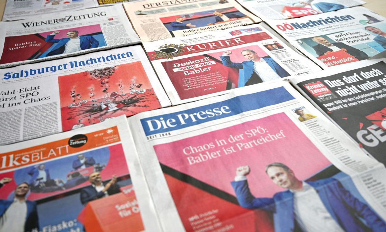 Newspapers at a kiosk in Vienna. (© picture alliance / HELMUT FOHRINGER / APA / picturedesk.com)Les titres de la presse autrichienne.)