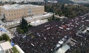 Atina'daki Sintagma Meydanı'nda 28 Şubat Cuma günü düzenlenen gösteri. (© picture alliance / Anadolu / Costas Baltas)