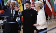 Beim Krisengipfel in Brüssel: EU-Ratspräsident Antonio Costa (links), der ukrainische Präsident Wolodymyr Selenskyj und EU-Kommissionschefin Ursula von der Leyen. (©picture alliance/ASSOCIATED PRESS/Omar Havana)