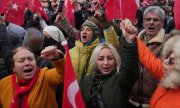 Imamoğlu-Unterstützer vor dem Istanbuler Rathaus am 19. März. (© picture-alliance/ASSOCIATED PRESS / Francisco Seco)