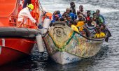 A boat carrying migrants reaches the coast of El Hierro in the Canary Islands in October 2025. (© picture alliance / abaca / Europa Press/ABACA)