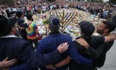 Mourners gather at Bondi Beach on Tuesday, 16 December 2025. (© picture-alliance/ ASSOCIATED PRESS / Mark Baker)