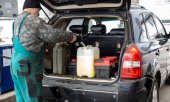 Price differences between neighbouring countries are fuelling 'fuel tourism'. Pictured below: a man stocking up on fuel at a petrol station in Slovakia. (© picture alliance / NurPhoto / Dominika Zarzycka)