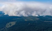 The smoke from the fire poses a health hazard for local residents. (© picture alliance/dpa/Christoph Reichwein)