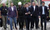 President Dan (centre) and his entourage in Galați after a drone strike in May. (© picture alliance / Xinhua News Agency / Cristian Cristel)