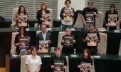 Councillors of the Más Madrid party pay tribute to Maricarmen during a session of the Madrid City Council.
