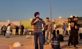 Travellers wait at Riyadh airport, where thirteen people were killed in attacks on the weekend. (© picture alliance/AP Photo/Uncredited)