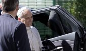 The pope on his arrival for surgery at Rome's Agostino Gemelli University Hospital. (© picture alliance / Sipa USA / SOPA Images)