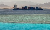 Containerschiff im Roten Meer in der Straße von Tiran in der Nähe von Sharm El Sheik, Ägypten. (© picture alliance / abaca / Geyres Christophe)