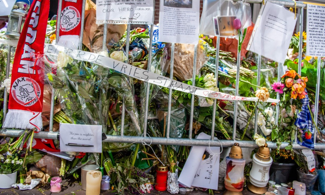 Flowers, candles and letters in memory of journalist Peter R. de Vries, who was shot dead in Amsterdam in July 2021. (© picture alliance / ZUMAPRESS.com / Ana Fernandez)