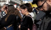 Stilles Gedenken auf dem Athener Syntagma-Platz am 26. Januar 2025. (© picture-alliance/ASSOCIATED PRESS / Yorgos Karahalis)