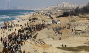 Entlang des Strands kehren Bewohner aus dem Süden des Gaza-Streifens zu Fuß nach Gaza-Stadt zurück. (© picture alliance / Anadolu / Ashraf Amra)