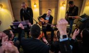 Demokraatit leader Jens-Frederik Nielsen (centre) celebrates the victory playing the guitar. (© picture alliance / ASSOCIATED PRESS / Mads Claus Rasmussen)