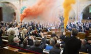 Protestation de l'opposition avec des fumigènes au Parlement hongrois, le 18 mars. (© picture alliance/ASSOCIATED PRESS/Boglarka Bodnar)