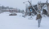 A Ukrainian soldier walks through the ruins of the marketplace in Kostyantynivka in the Donetsk region. (© picture-alliance/dpa)