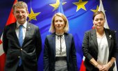 EU High Representative for Foreign Affairs Kaja Kallas (centre) held talks with Danish Defence Minister Troels Lund Poulsen and Greenland's Foreign Minister Vivian Motzfeldt in Brussels on 19 January. (© picture alliance / ASSOCIATED PRESS / Geert Vanden Wijngaert)