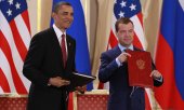 Meeting in Prague on 8 April 2010, US President Barack Obama and Russian President Dmitry Medvedev signed the New Start Treaty, which entered into force on 5 February 2011. (picture alliance / ASSOCIATED PRESS / Alex Brandon)