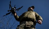A Ukrainian soldier holds an FPV drone near the front line at Zaporizhzhia. (© picture alliance / Photoshot)
