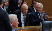 Applause for Janez Janša following his election as Prime Minister. (© picture alliance / Xinhua News Agency / Zeljko Stevanic)