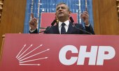 Özgür Özel at a CHP parliamentary group meeting in Ankara on 21 July. (© picture alliance / Anadolu / Dogukan Keskinkilic)