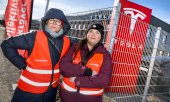 Strikers outside a Tesla dealer in March 2025. (© picture alliance / TT NYHETSBYRÅN / Claudio Bresciani/TT)