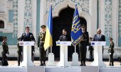 British Prime Minister Andy Burnham (left), Ukrainian President Volodymyr Zelensky (centre) and President of the European Council António Costa (right) at the Independence Day commemoration in front of Saint Sophia Cathedral in Kyiv. (© picture alliance / Henry Nicholls/Pool AFP via AP Henry Nicholls)