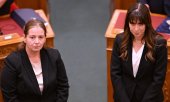 NVVH Director Anna Róza Unger and her deputy Katalin Tasnadi at the swearing-in ceremony in parliament. (© picture alliance / NurPhoto / Balint Szentgallay)
