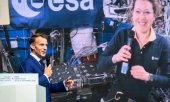 Macron in conversation with ESA astronaut Sophie Adenot on board the ISS. (© picture alliance / SIPA Eric TSCHAEN/POOL)