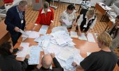Vote counting in Krasnoyarsk. No independent or opposition election observers were allowed to monitor the Duma election. (© picture alliance / Sipa USA / SOPA Images)