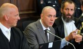 Serhii K. flanked by his lawyers. (© picture alliance/dpa/dpa-Pool / Markus Scholz)