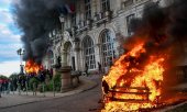 A fire rages at the town hall in Limoges: the building was gutted by the blaze. According to the Ministry of the Interior, 1,800 people were arrested across the country, and 500 police officers and firefighters were injured. (© picture alliance / MAXPPP / SALLAUD Thierry)