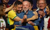 Luiz Inácio Lula da Silva celebrates his election victory with supporters. (© picture-alliance/AP Photo/Lucas Landau / Lucas Landau)