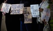 Demonstrators campaign for Oleshky outside the Vatican’s diplomatic mission in Kyiv on 6 October. (© picture alliance / Photoshot)